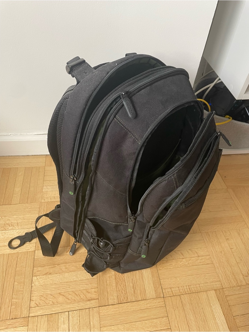 Men's Black Multi-Pocket Backpack - Targus